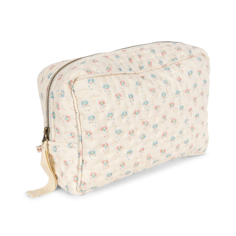 De big quilted toilettas pipa petite in multicolor van het merk Konges Slojd is perfect voor onderweg. Ruimte voor al je essentials zoals make-up of babyspullen. Waterafstotend. VanZus