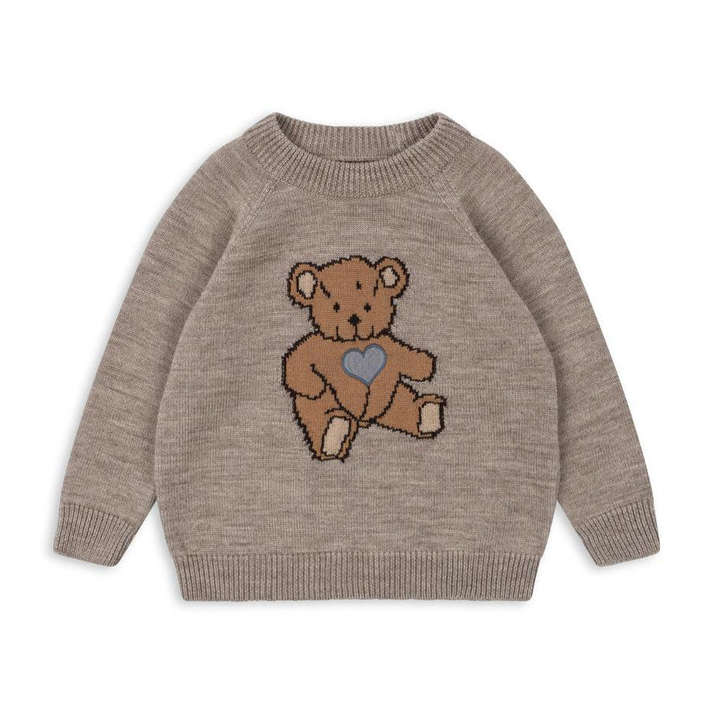 Hoe schattig is deze billie gebreide trui in teddy bear van het merk Konges Slojd?! Deze bruine trui is voorzien van een schattige teddybeer illustratie en houdt je kindje lekker warm tijdens de koude wintermaanden. VanZus