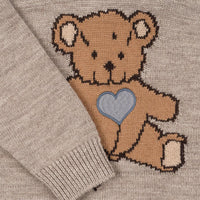 Hoe schattig is deze billie gebreide trui in teddy bear van het merk Konges Slojd?! Deze bruine trui is voorzien van een schattige teddybeer illustratie en houdt je kindje lekker warm tijdens de koude wintermaanden. VanZus