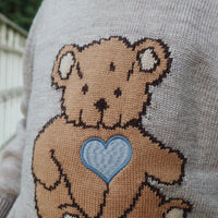 Hoe schattig is deze billie gebreide trui in teddy bear van het merk Konges Slojd?! Deze bruine trui is voorzien van een schattige teddybeer illustratie en houdt je kindje lekker warm tijdens de koude wintermaanden. VanZus