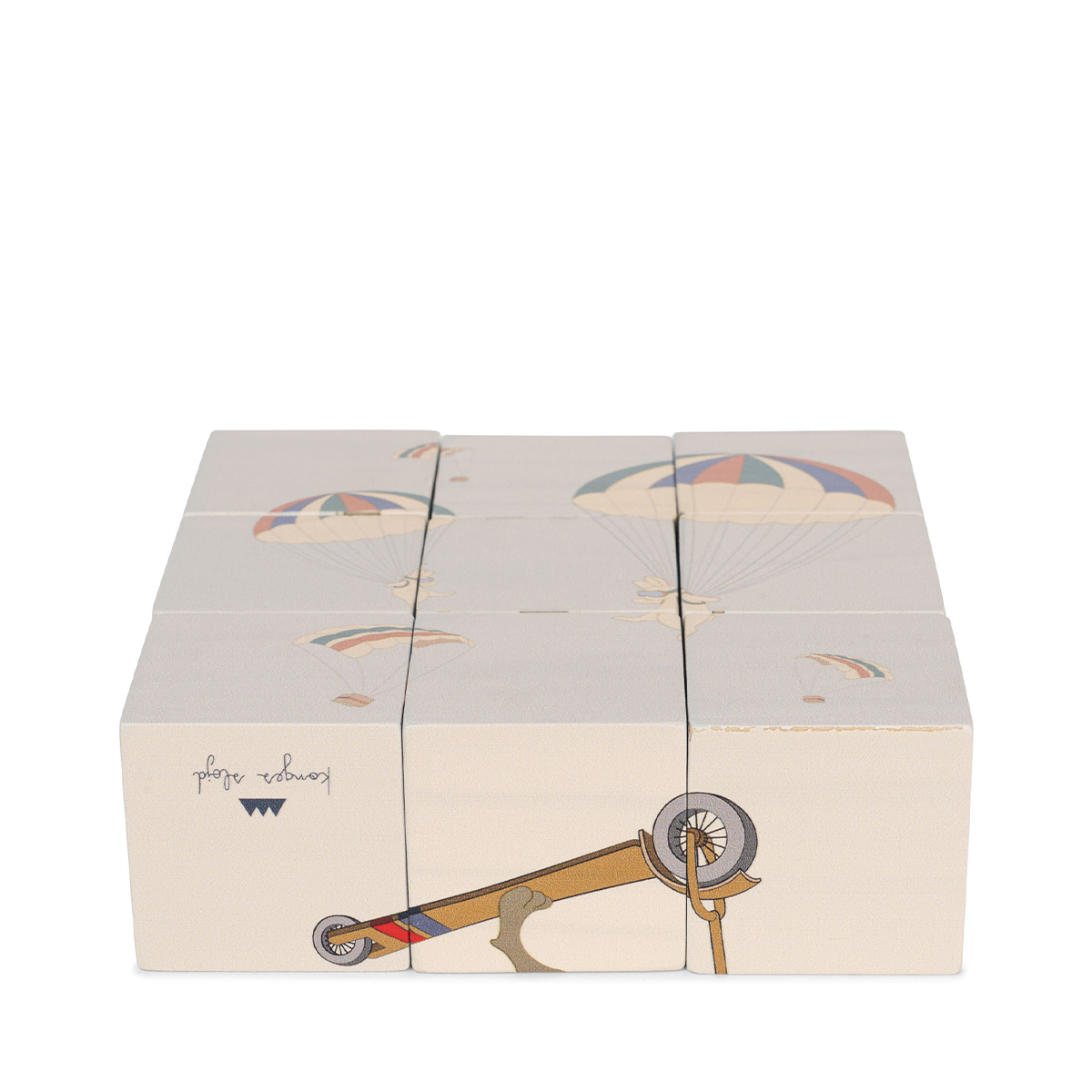 Met deze leuke blokkenpuzzel van Konges Slojd kan je kindje heerlijk puzzelen! Met deze blokkenpuzzel kun je namelijk maar liefst 6 verschillende puzzels maken. Elke kant van elk blok is onderdeel van een andere, schattige illustratie. Gemaakt van 100% FSC® gecertificeerd dennenhout. VanZus