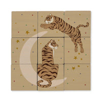 Met deze leuke blokkenpuzzel van Konges Slojd kan je kindje heerlijk puzzelen! Met deze blokkenpuzzel kun je namelijk maar liefst 6 verschillende puzzels maken. Elke kant van elk blok is onderdeel van een andere, schattige illustratie. Gemaakt van 100% FSC® gecertificeerd dennenhout. VanZus