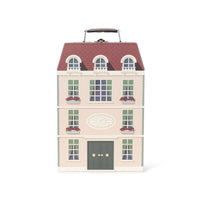 Deze boutique hotel koffertjes in multi van het merk Konges Slojd zijn toch te schattig? De koffertjes lijken op luxe boutique hotels. Deze hotel koffertje zijn superleuke decoratie items voor in de slaapkamer van je kleintje. VanZus