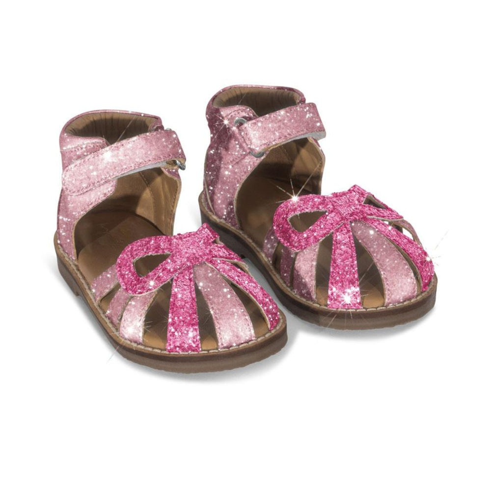 De bow sandalen flamingo plume van Konges Slojd zijn schattige, roze sandaaltjes voor jouw kleintje. Comfortabel en stijlvol voor elk avontuur. In de maten 23 t/m 32. VanZus