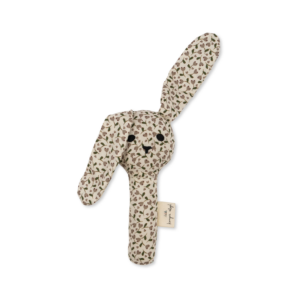 Ben je op zoek naar leuk speelgoed voor jouw kleintje? Kleine baby's hebben niet veel nodig. Iets wat zacht is, geluid maakt en interessant is om aan te raken, is heel mooi voor een baby. Een handrammelaar is dan ook het ideale speelgoed voor jouw kleintje, bijvoorbeeld deze leuke handrammelaar van Konges Slojd! VanZus