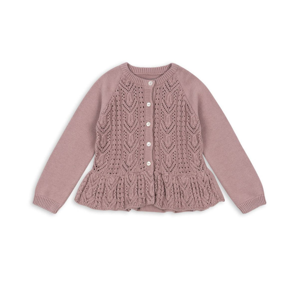 Het gebreide cabby frill vestje in deauville mauve van het merk Konges Slojd is perfect voor jouw kleintje. Gemaakt van 100% katoen met mooie ruches. Ideaal voor elke gelegenheid. VanZus