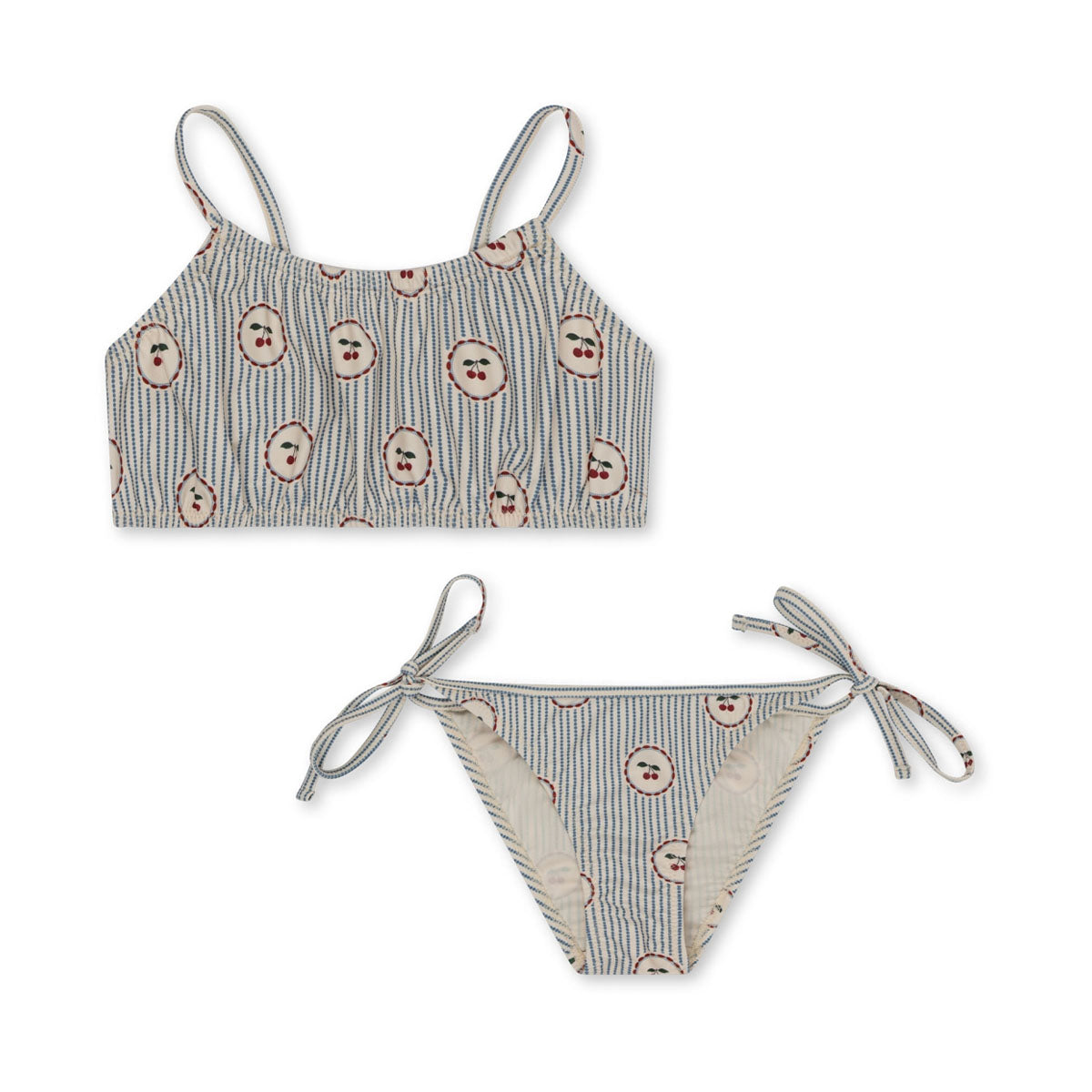 Deze heerlijke Konges Slojd cale bikini cherry stripe is ideaal voor jouw kleine spruit wanneer jullie gezellig gaan zwemmen, naar het strand gaan of voor op vakantie! In dit badpak ziet jouw kleintje er superschattig uit!  De bikini heeft een mooie blauwe kleur en heeft een vintage kersenprint. VanZus