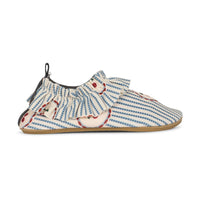 Bescherm de voetjes van je kindje tegen de zon met deze schattige Konges Slojd cale zwemschoenen cherry stripe. Deze zwemschoenen zien er niet alleen leuk uit, maar beschermen je kindje ook tegen schadelijke UV-stralen, tot factor 50! VanZus