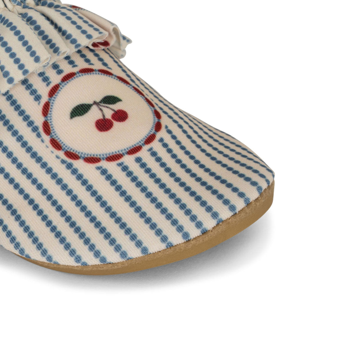 Bescherm de voetjes van je kindje tegen de zon met deze schattige Konges Slojd cale zwemschoenen cherry stripe. Deze zwemschoenen zien er niet alleen leuk uit, maar beschermen je kindje ook tegen schadelijke UV-stralen, tot factor 50! VanZus