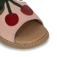 Laat je kindje de show stelen met de Konges Slojd cherry sandalen rose. Deze comfortabele sandalen zijn super leuk voor de zomer en zijn helemaal hip met de populaire kersen. VanZus