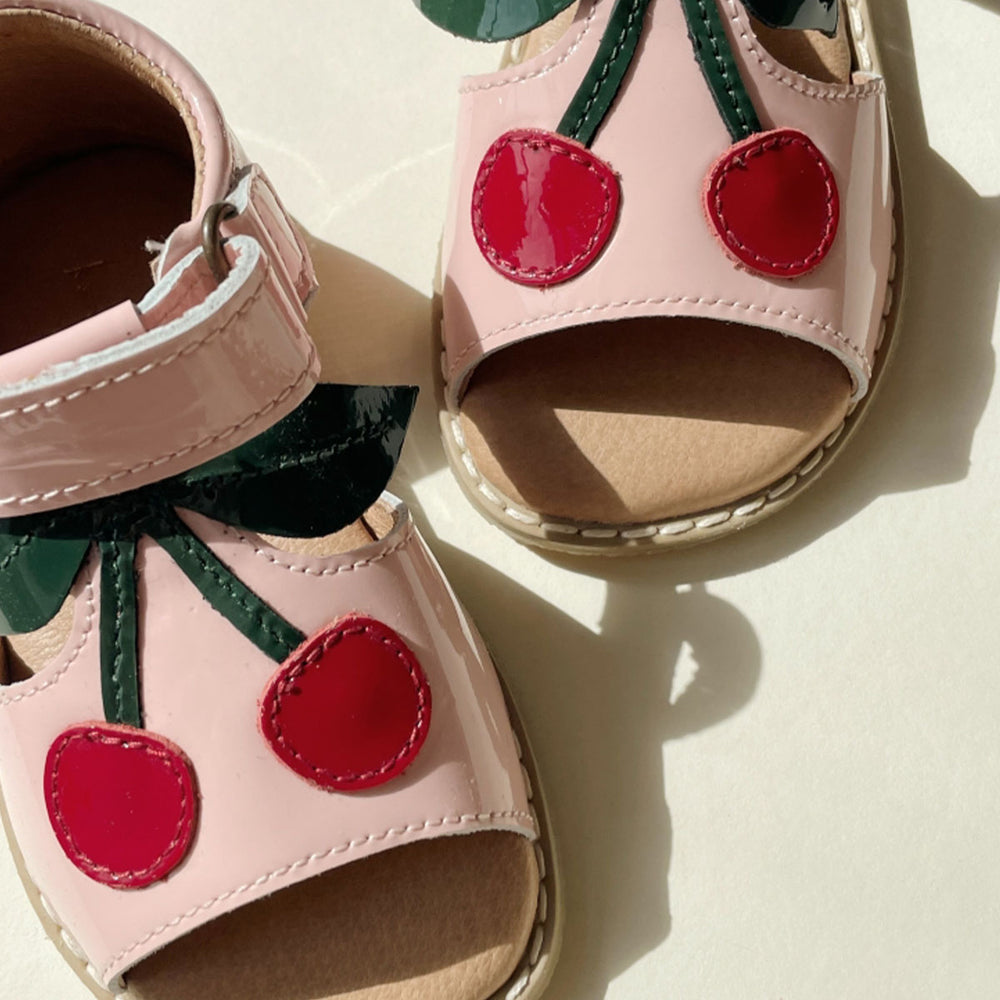 Laat je kindje de show stelen met de Konges Slojd cherry sandalen rose. Deze comfortabele sandalen zijn super leuk voor de zomer en zijn helemaal hip met de populaire kersen. VanZus