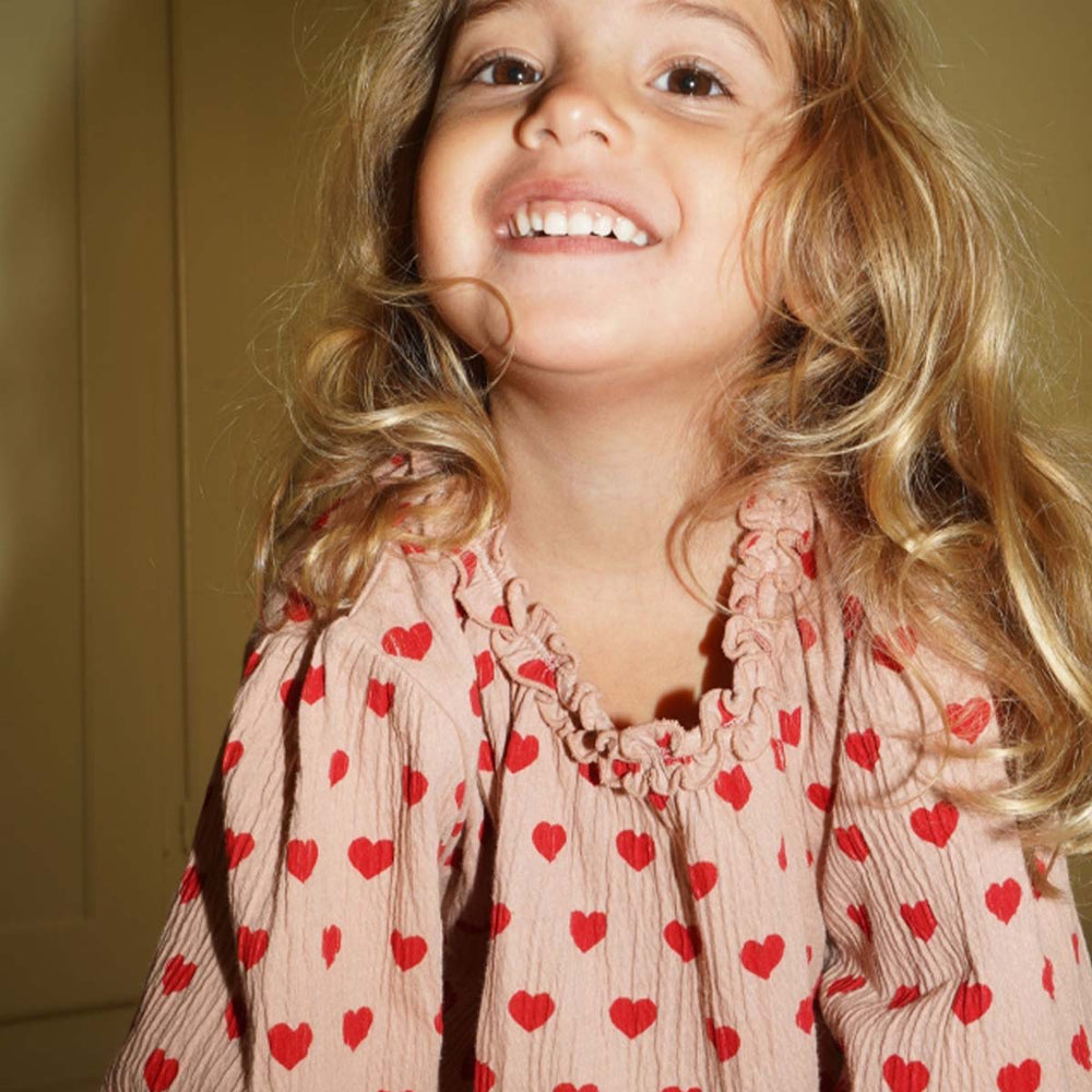 Jouw kleintje is een echte fashionista in dit leuke chleo blouse coeur mahogany van Konges Slojd! Je kunt deze leuke blouse goed combineren, bijvoorbeeld met een schattig rokje of een simpele spijkerbroek met sneakers. VanZus