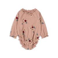 Dit leuke chleo rompertje in daisy blush van Konges Slojd is de ideale basis voor elke outfit! De fijne body is gemaakt van 94% organisch katoen, 5% polyester en 1% elastaan, wat hem stretchy maakt en supercomfortabel om te dragen. VanZus