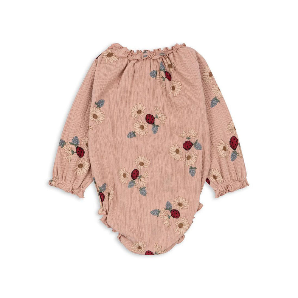 Dit leuke chleo rompertje in daisy blush van Konges Slojd is de ideale basis voor elke outfit! De fijne body is gemaakt van 94% organisch katoen, 5% polyester en 1% elastaan, wat hem stretchy maakt en supercomfortabel om te dragen. VanZus