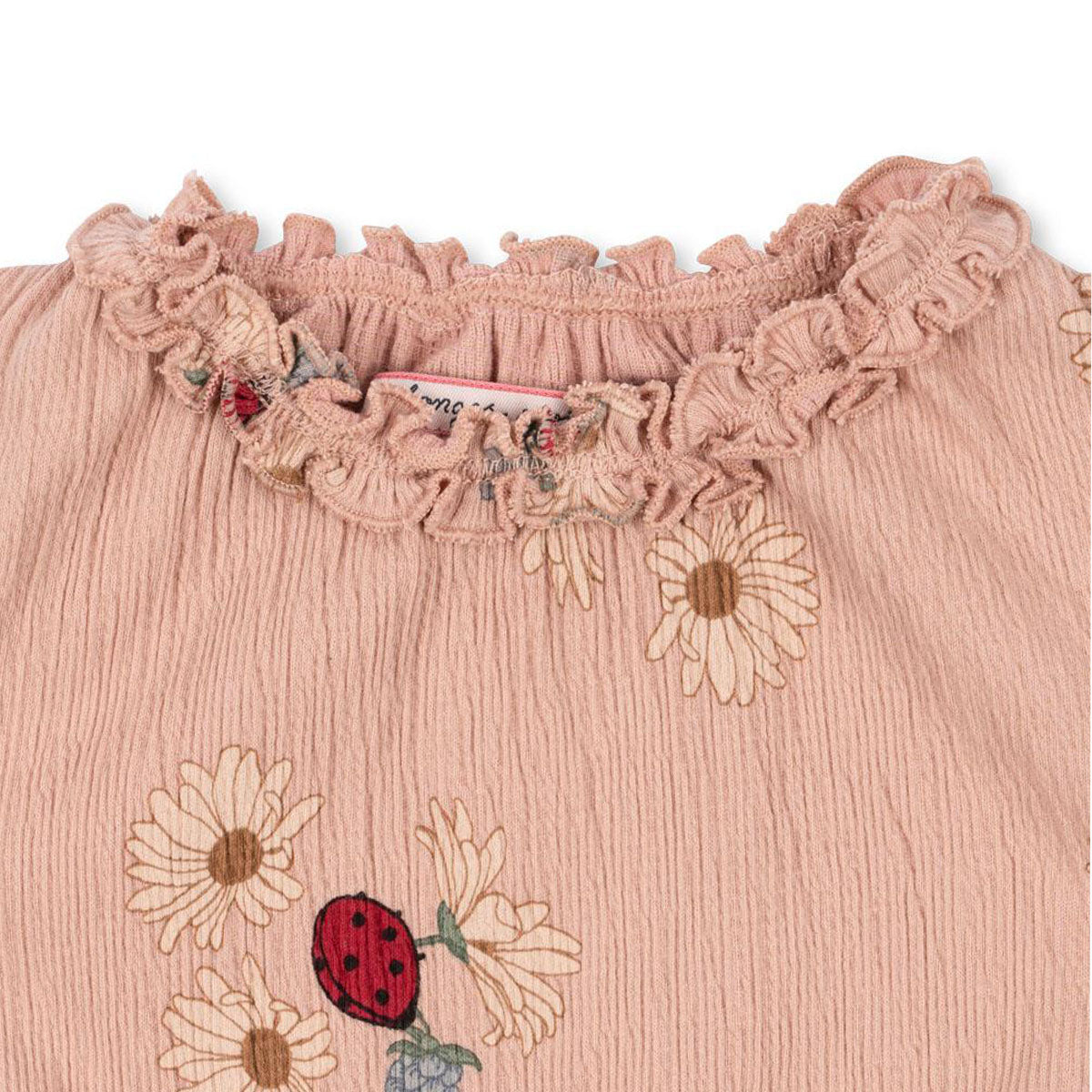 Dit leuke chleo rompertje in daisy blush van Konges Slojd is de ideale basis voor elke outfit! De fijne body is gemaakt van 94% organisch katoen, 5% polyester en 1% elastaan, wat hem stretchy maakt en supercomfortabel om te dragen. VanZus