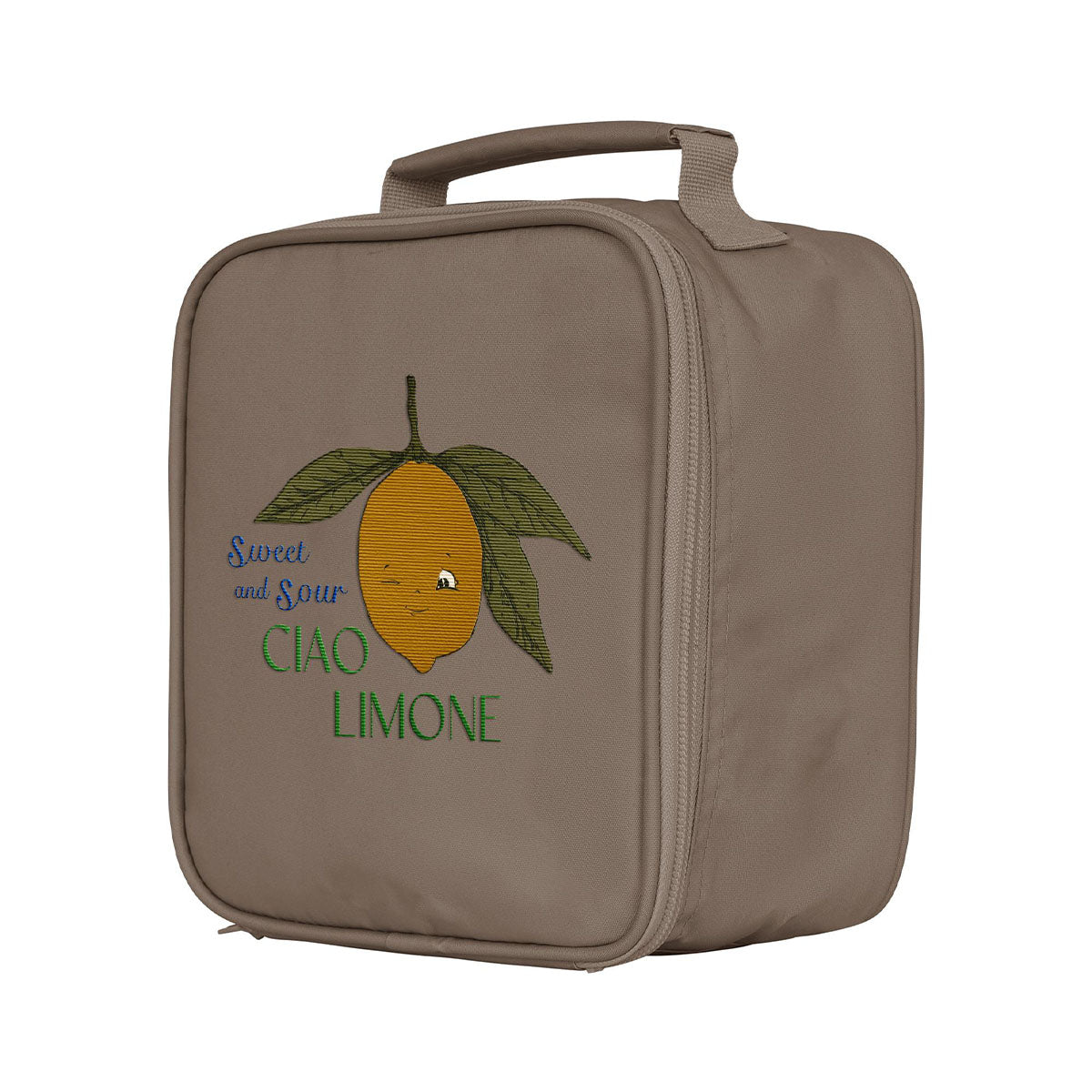 Deze Konges Slojd clover thermo lunchtas in de variant lemon is ideaal voor als je kindje op pad of naar school gaat. De tas is gemaakt van 100% polyester en werkt isolerend, waardoor je warm voedsel goed warm kunt houden en koude etenswaren goed koud blijven. VanZus