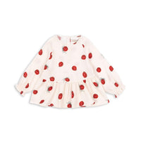 Ben je op zoek naar een lieve blouse voor jouw kleintje? Dan is deze coco blouse in de print ladybug bow van het merk Konges Slojd een must have! Dit lieve blousje is bezaaid met lieveheersbeestjes en is dan ook perfect voor echte fashionista's! VanZus