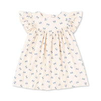 De coco jurk bow bleu van het Deense merk Konges Slojd is een betoverende keuze voor je kleintje. Deze schattige jurk in een neutrale witte kleur is gemaakt van ademende en lichte mousseline, perfect voor warme dagen. VanZus