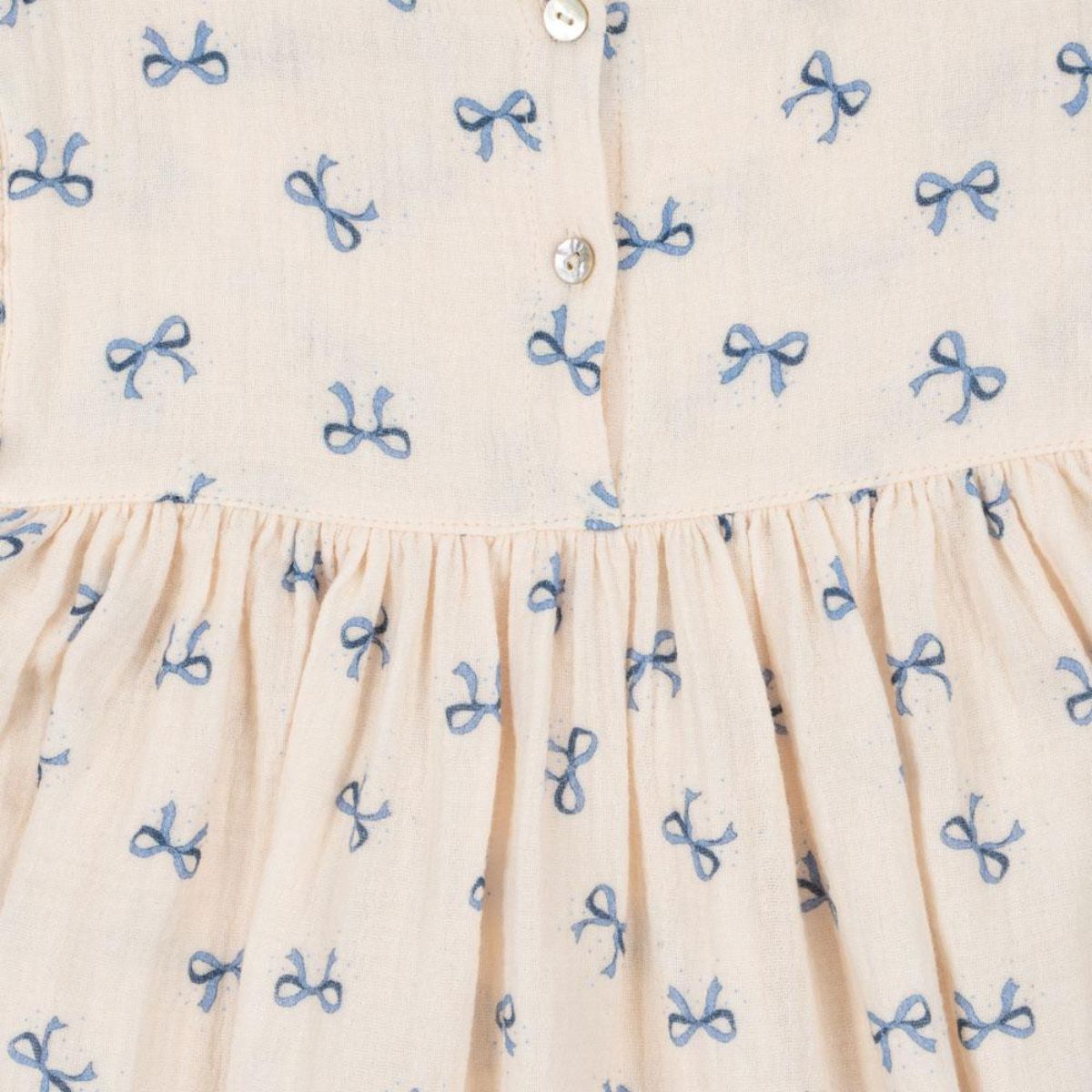 De coco jurk bow bleu van het Deense merk Konges Slojd is een betoverende keuze voor je kleintje. Deze schattige jurk in een neutrale witte kleur is gemaakt van ademende en lichte mousseline, perfect voor warme dagen. VanZus