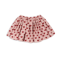 Ben je op zoek naar een lief rokje voor jouw kleintje? Dan is deze coco rok in de kleur amour mellow van het merk Konges Slojd een must have! Dit lieve rokje is bezaaid met hartjes en is dan ook perfect voor echte hartendiefjes! VanZus