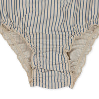 Deze heerlijke Konges Slojd collette badpak blue stripe is ideaal voor jouw kleine spruit wanneer jullie gezellig gaan zwemmen, naar het strand gaan of voor op vakantie! In dit badpak ziet jouw kleintje er superschattig uit! VanZus