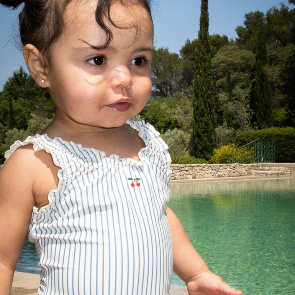 Deze heerlijke Konges Slojd collette badpak blue stripe is ideaal voor jouw kleine spruit wanneer jullie gezellig gaan zwemmen, naar het strand gaan of voor op vakantie! In dit badpak ziet jouw kleintje er superschattig uit! VanZus