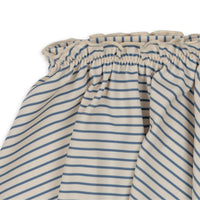 Dit schattige Konges Slojd collette rokje blue stripe is ideaal voor jouw kleine spruit wanneer jullie gezellig gaan zwemmen, naar het strand gaan of voor op vakantie! Dit rokje past perfect bij de collette bikini blue stripe! Het rokje heeft een mooie witte kleur en heeft schattige blauwe streepjes. VanZus