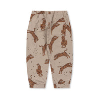 Voor een relaxed dagje thuis, of gecombineerd met stoere items voor een relaxte, alledaagse look. Deze drey broek in de variant tiger van het merk Konges Slojd komt geheid van pas! Deze heerlijke broek zit super comfortabel en ziet er ook nog eens heel leuk uit! VanZus