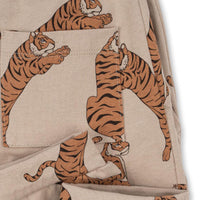 Voor een relaxed dagje thuis, of gecombineerd met stoere items voor een relaxte, alledaagse look. Deze drey broek in de variant tiger van het merk Konges Slojd komt geheid van pas! Deze heerlijke broek zit super comfortabel en ziet er ook nog eens heel leuk uit! VanZus