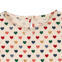 Ben je op zoek naar een lief jurkje voor jouw kleintje? Dan is deze drey jurk in de variant coeur coloré van het merk Konges Slojd een absolute must have! Deze heerlijke jurk zit super comfortabel en ziet er ook nog eens heel leuk uit! VanZus