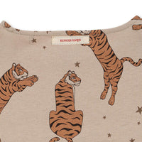 Voor een relaxed dagje thuis, of gecombineerd met stoere items voor een relaxte, alledaagse look. Dit drey lange mouwen t-shirt in de variant tiger van het merk Konges Slojd komt geheid van pas! Deze heerlijke trui zit super comfortabel en ziet er ook nog eens heel leuk uit! VanZus