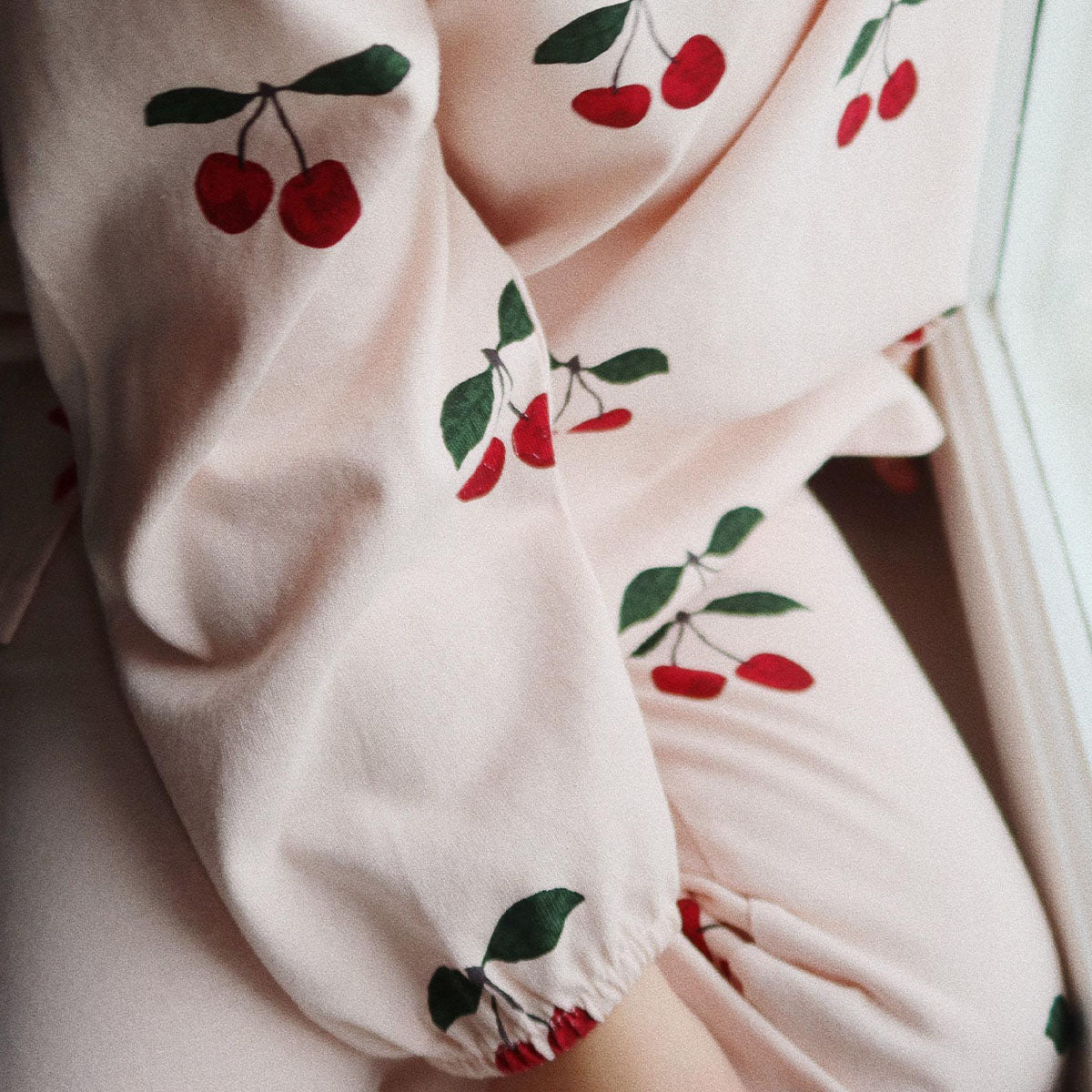 Voor een relaxed dagje thuis, of gecombineerd met stoere items voor een relaxte, alledaagse look. Deze drey slit broek in de variant ma grande cerise peony van het merk Konges Slojd komt geheid van pas! Deze heerlijke broek zit super comfortabel en ziet er ook nog eens heel leuk uit! VanZus