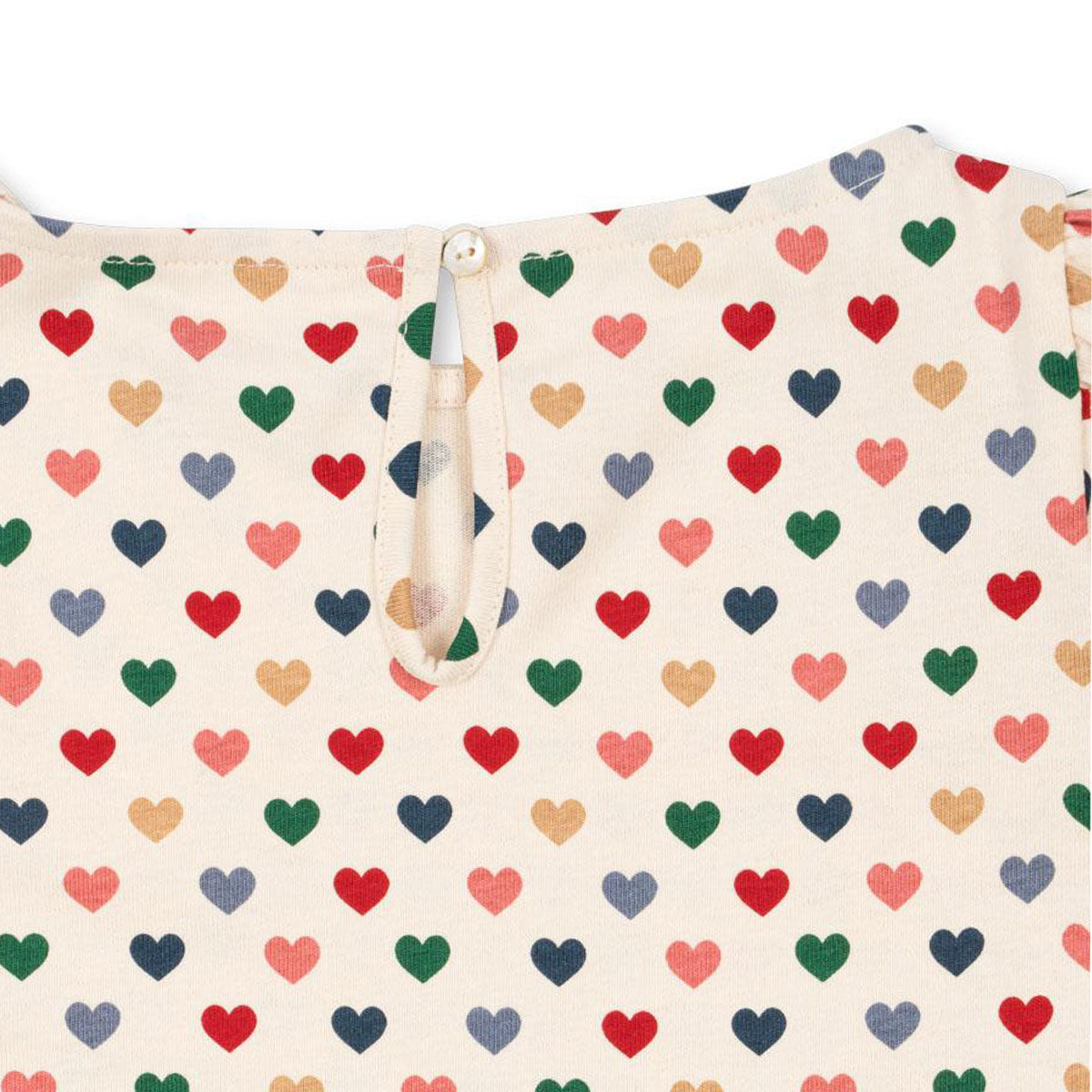 Voor een relaxed dagje thuis, of gecombineerd met stoere items voor een relaxte, alledaagse look. Dit drey slit t-shirt in de variant coeur coloré van het merk Konges Slojd komt geheid van pas! Deze heerlijke trui zit super comfortabel en ziet er ook nog eens heel leuk uit! VanZus