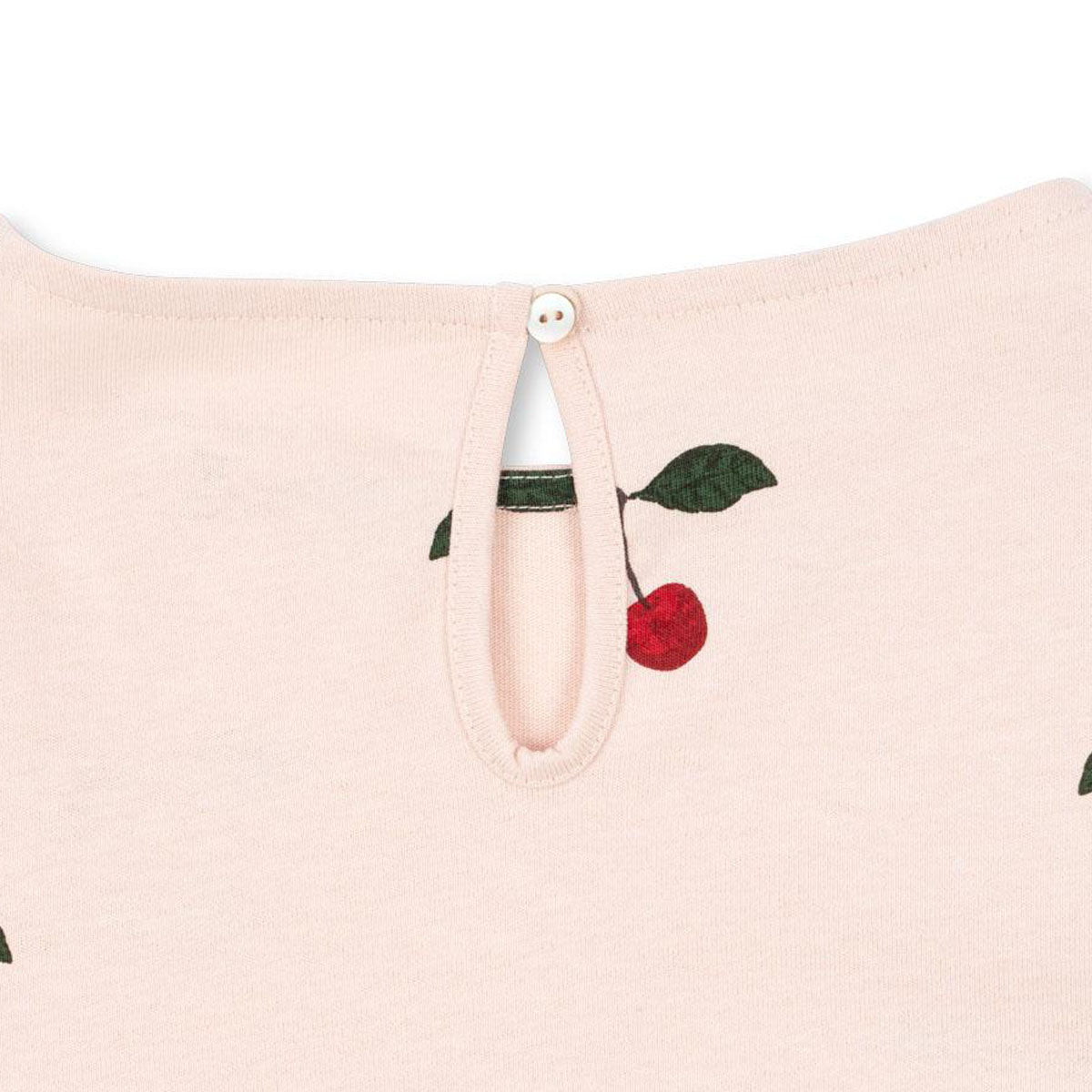 Voor een relaxed dagje thuis, of gecombineerd met stoere items voor een relaxte, alledaagse look. Dit drey slit t-shirt in de variant ma grande cerise peony van het merk Konges Slojd komt geheid van pas! Deze heerlijke trui zit super comfortabel en ziet er ook nog eens heel leuk uit! VanZus