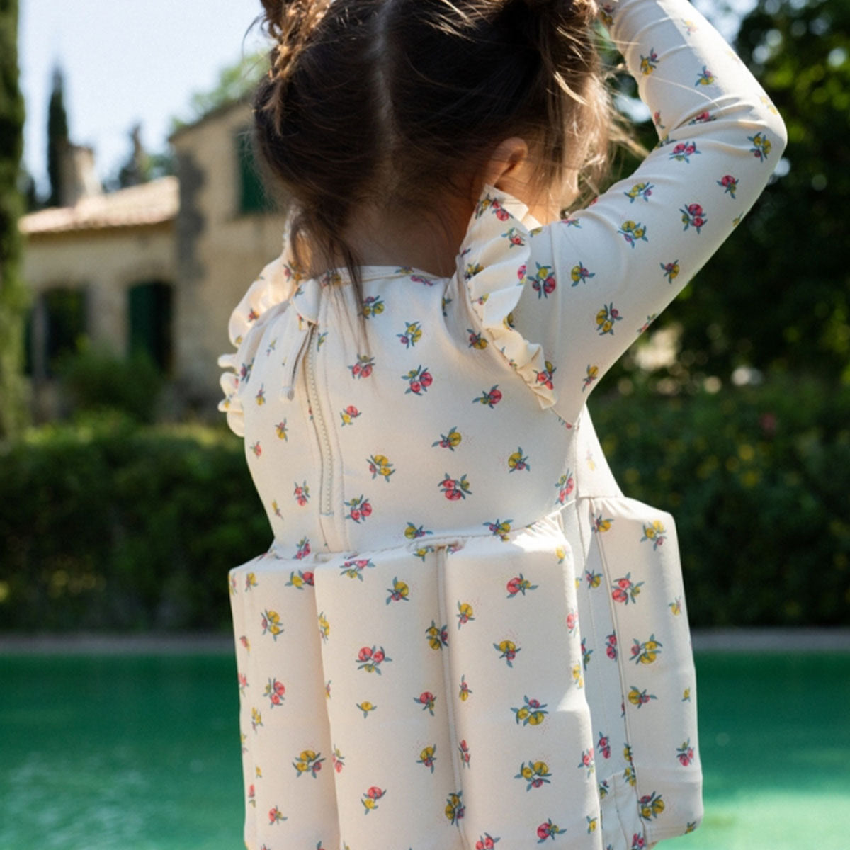 Bescherm je kindje in het water én tegen de zon met dit leuke Konges Slojd drijfpak frill peonia rose. Dit pak beschermt je kindje tegen schadelijke UV-stralen tot factor 50! Door middel van het pak kan je kindje op een veilige manier leren zwemmen. VanZus