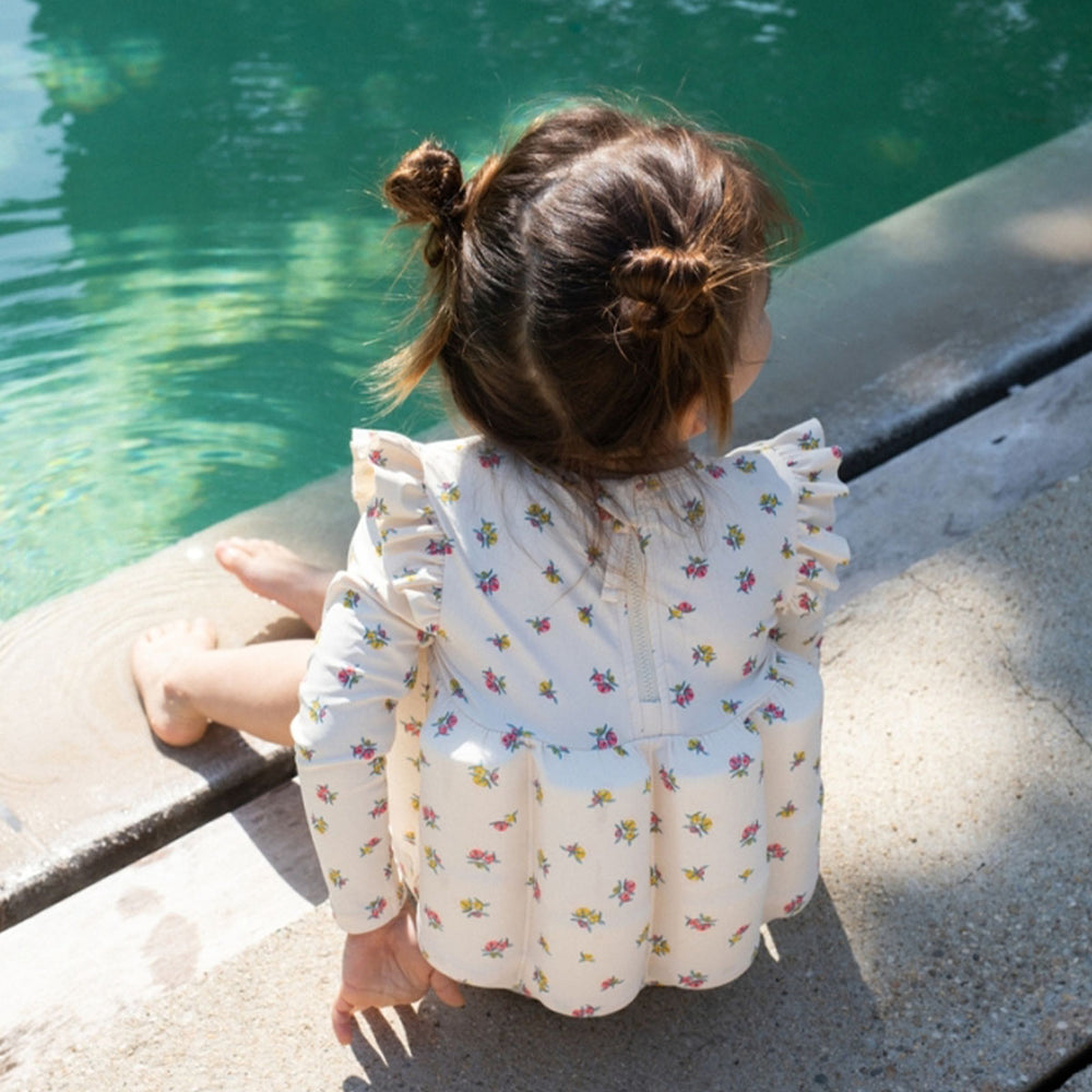 Bescherm je kindje in het water én tegen de zon met dit leuke Konges Slojd drijfpak frill peonia rose. Dit pak beschermt je kindje tegen schadelijke UV-stralen tot factor 50! Door middel van het pak kan je kindje op een veilige manier leren zwemmen. VanZus