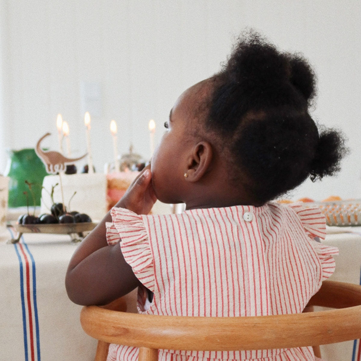 Op zoek naar een schattige romper voor je baby? Dan is de ellie ruches romper amour stripe van Konges Slojd een perfecte keuze.  De gestreepte romper heeft een rode kleur en een print van een kers op de voorzijde. De mouwen en het voorpand zijn afgewerkt met ruches en de romper heeft korte elastische pijpen.