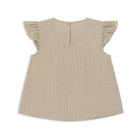 De mooie ellie ruches top in de kleur tea stripe van Konges Slojd heeft door de details een bijzondere uitstraling. De seersucker blouse heeft schattige kersjes, strepen en ruffles waardoor het erg mooi zal staan bij jouw kindje. VanZus