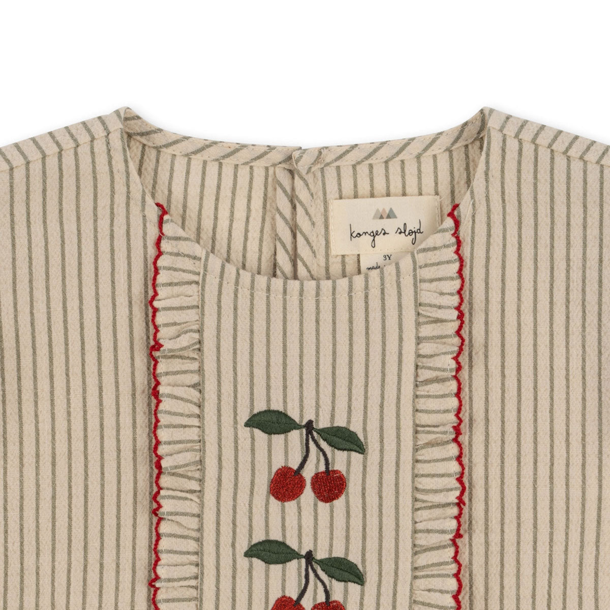 De mooie ellie ruches top in de kleur tea stripe van Konges Slojd heeft door de details een bijzondere uitstraling. De seersucker blouse heeft schattige kersjes, strepen en ruffles waardoor het erg mooi zal staan bij jouw kindje. VanZus