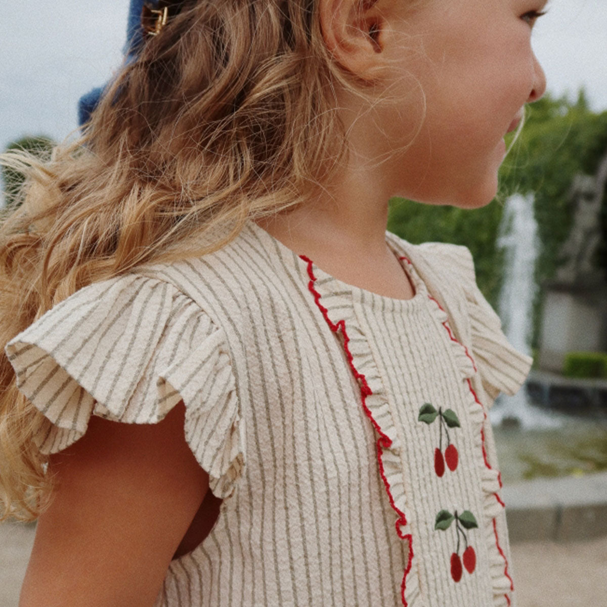 De mooie ellie ruches top in de kleur tea stripe van Konges Slojd heeft door de details een bijzondere uitstraling. De seersucker blouse heeft schattige kersjes, strepen en ruffles waardoor het erg mooi zal staan bij jouw kindje. VanZus