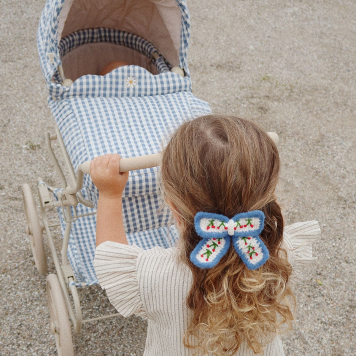 De mooie ellie ruches top in de kleur tea stripe van Konges Slojd heeft door de details een bijzondere uitstraling. De seersucker blouse heeft schattige kersjes, strepen en ruffles waardoor het erg mooi zal staan bij jouw kindje. VanZus