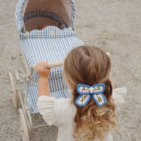 De mooie ellie ruches top in de kleur tea stripe van Konges Slojd heeft door de details een bijzondere uitstraling. De seersucker blouse heeft schattige kersjes, strepen en ruffles waardoor het erg mooi zal staan bij jouw kindje. VanZus