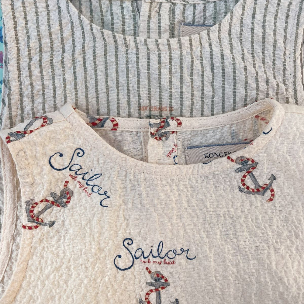 De Konges Slojd elliot romper in de variant stripe bluie is een must-have voor jouw kleintje! Dit schattige rompertje is perfect voor elke gelegenheid. Gemaakt van hoogwaardige, ademende materialen, biedt het comfort en vrijheid van beweging voor jouw baby. VanZus