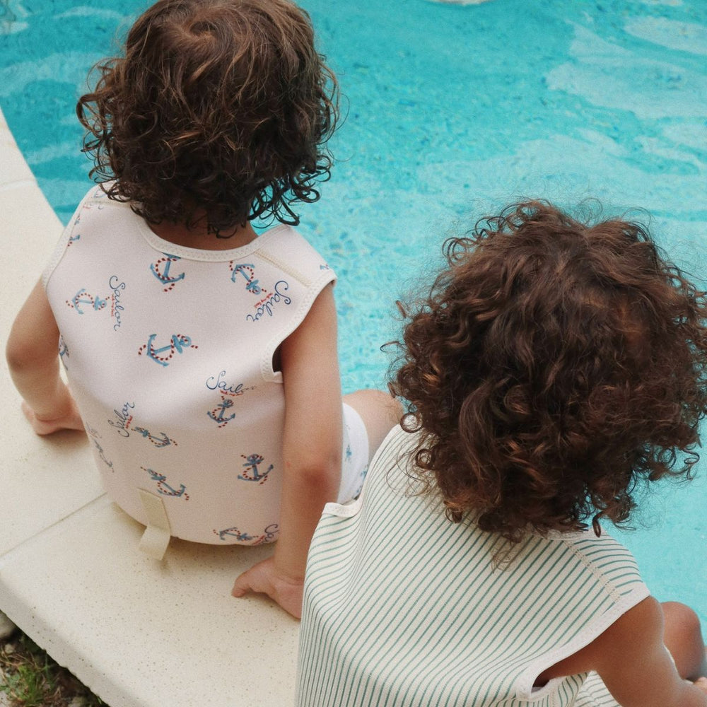 Het Konges Slojd ellis zwemvest in de variant rock my boat is het perfecte zwemvest voor jouw kleine waterrat! Dit zwemvest is ontworpen met veiligheid en comfort in gedachten, ideaal voor een dagje aan het zwembad, strand of mee op vakantie. VanZus