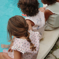 Het Konges Slojd ellis zwemvest in de variant rock my boat is het perfecte zwemvest voor jouw kleine waterrat! Dit zwemvest is ontworpen met veiligheid en comfort in gedachten, ideaal voor een dagje aan het zwembad, strand of mee op vakantie. VanZus