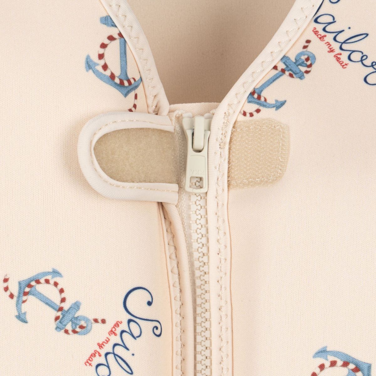 Het Konges Slojd ellis zwemvest in de variant rock my boat is het perfecte zwemvest voor jouw kleine waterrat! Dit zwemvest is ontworpen met veiligheid en comfort in gedachten, ideaal voor een dagje aan het zwembad, strand of mee op vakantie. VanZus