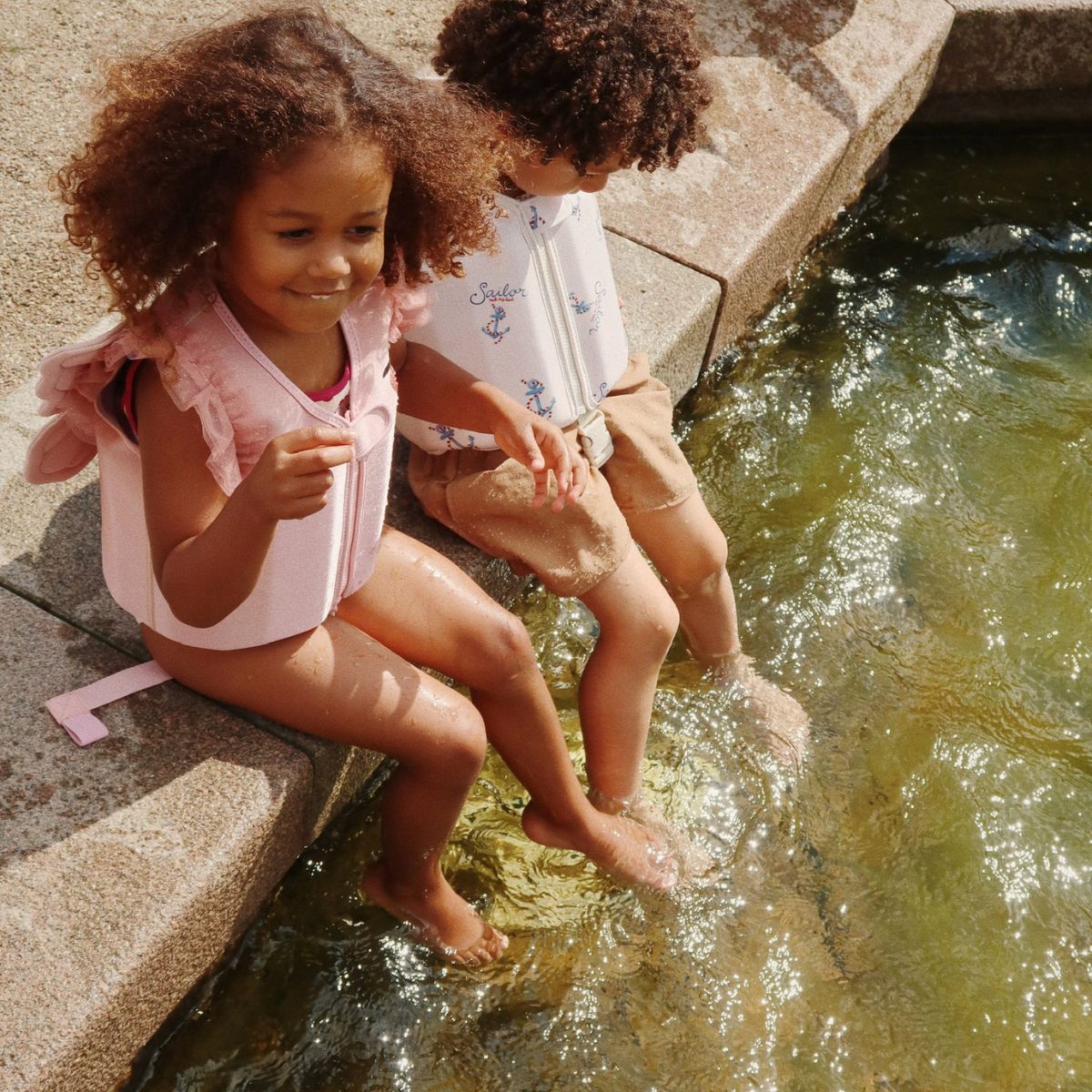 Het Konges Slojd ellis zwemvest in de variant rock my boat is het perfecte zwemvest voor jouw kleine waterrat! Dit zwemvest is ontworpen met veiligheid en comfort in gedachten, ideaal voor een dagje aan het zwembad, strand of mee op vakantie. VanZus