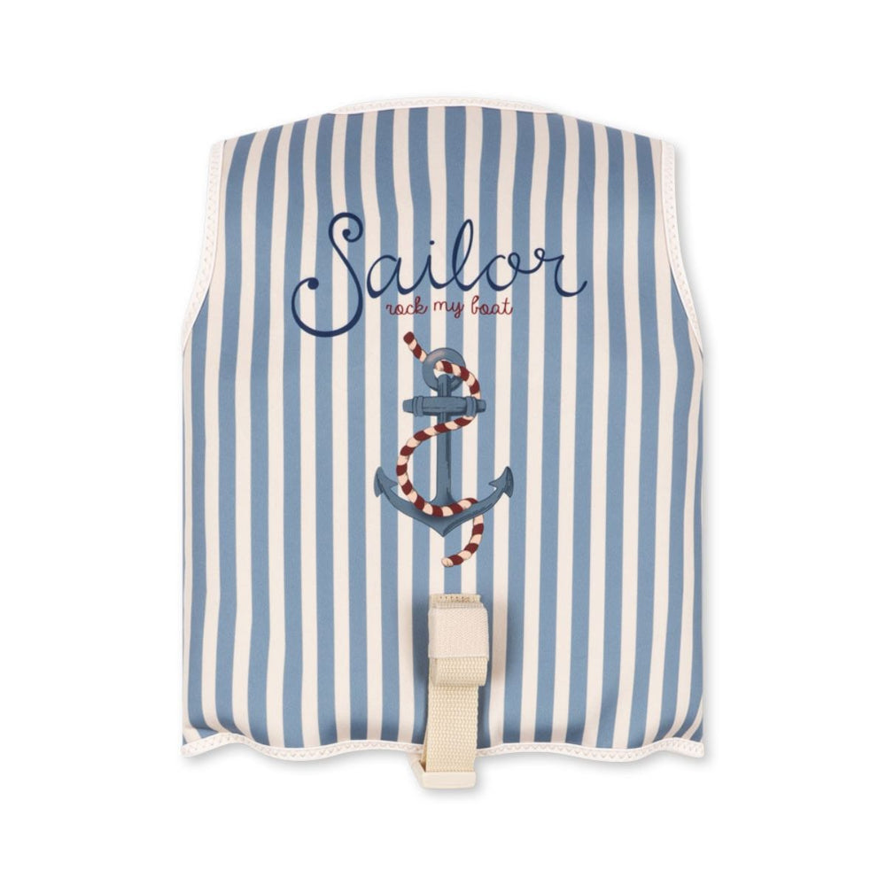 De Konges Slojd ellis zwemvest sailor in de kleur blauw biedt veiligheid en comfort voor jouw kleintje. Perfect voor mee naar het zwembad, strand of mee op vakantie. Waterpret verzekerd! VanZus