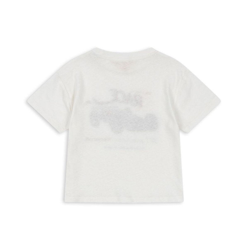 Het era t-shirt Race White van Konges Slojd is perfect voor kleine racemonsters! Dit zachte shirt met een stoere raceauto-print is gemaakt van biologisch katoen en linnen, ideaal voor elke gelegenheid. Verkrijgbaar in maat 80-140. VanZus