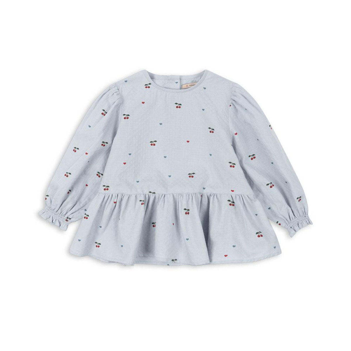 Hoe schattig is deze evia blouse in de variant cherry blue coeur van het merk Konges Slojd? Dit mooie blousje met een blauwe kleur en een schattige kersenprint is het ideale blousje voor zowel feestelijke gelegenheden als alledaagse outfits. VanZus